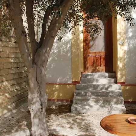 Cefala Bed and Breakfast 4*